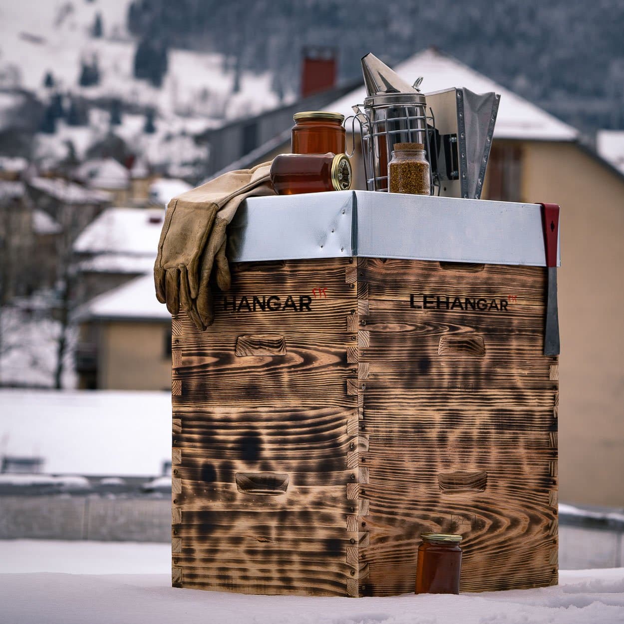 ruche de l'abeiller LeHangar212 avec accessoires apicole et pots de miel de sapin